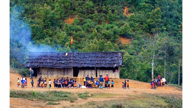 L’école du village de Làng Sang est couvert par des tuiles en bois de fokienia. La plupart des élèves sont des enfants Mông.