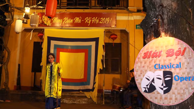 Diverses activités sont organisées dans la maison commune de Câm Phô, dans la cour du parc Kazil, dont des jeux populaires, des échanges culturels entre les visiteurs et des habitants comme l’interprétation du « Bài choi », le concours de chant du « bài choi » pour les enfants.
