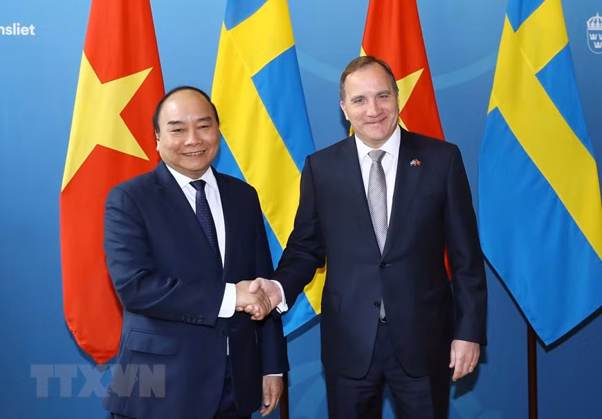 Le Premier ministre Nguyen Xuan Phuc (gauche) et son homologue suédois, Stefan Löfven.