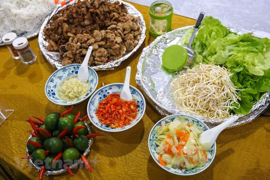 Le bun cha (vermicelles de riz au porc grillé).