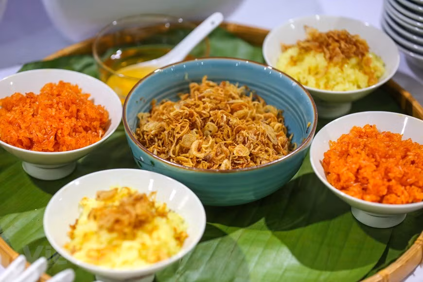 Le riz gluant cuit à la vapeur.