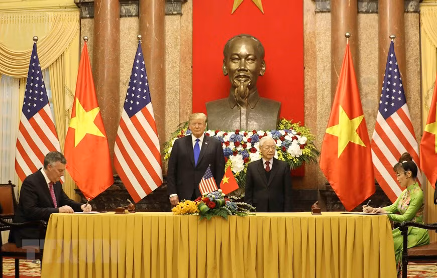 Après l'entretien, le secrétaire général du Comité central du Parti communiste du Vietnam et président de la République Nguyen Phu Trong et le président Donald Trump ont assisté à la cérémonie de signature d'une série de documents de coopération importants.