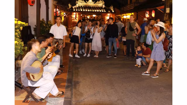 En plus, un groupe de musique traditionnelle se produit dans la rue Nguyên Thai Hoc pour les visiteurs. « Visitant Hôi An à l’occasion du Têt Nguyên Tiêu, nous l’avons trouvée très belle. Il est certain que nous y reviendrons de nouveau », a confié un visiteur venu de Hanoi.