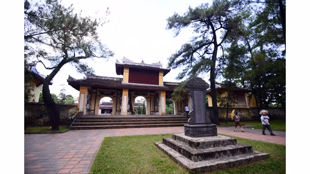 Chaque étage de la tour a une statue du Bouddha. Il y a des zones pour mettre la cloche très majestueuse des deux côtés de la tour.