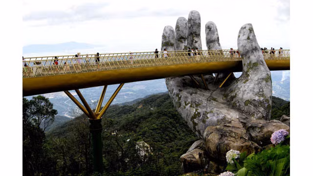Le pont d’or des Bà Nà Hills, près de Dà Nang, attire de nombreux visiteurs.