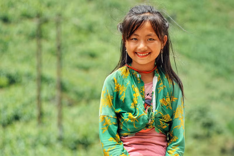 Mua Thi Dua, une fille de l’ethnie Hmong, à Van Chai, dans le district de Dông Van. Chaque jour, elle se rend au point de départ de la pente Tham Ma, avec d'autres enfants, pour vendre des souvenirs, des boissons sans alcool et de la canne à sucre afin d'aider sa famille à gagner un revenu supplémentaire.