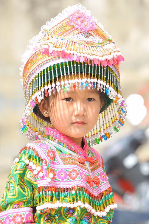 Les beaux vêtements des filles de la commune frontalière de Bach Dich dans le district de Yên Minh.