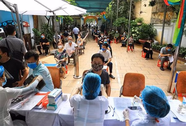 Les habitants des quartiers de Hang Bông, Hang Trông, Trân Hung Đao, Cua Nam de l’arrondissement de Hoan Kiêm, sont vaccinés. Photo : VNA