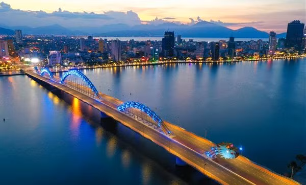 Crépuscule multicolore à Da Nang. Photo : VNA