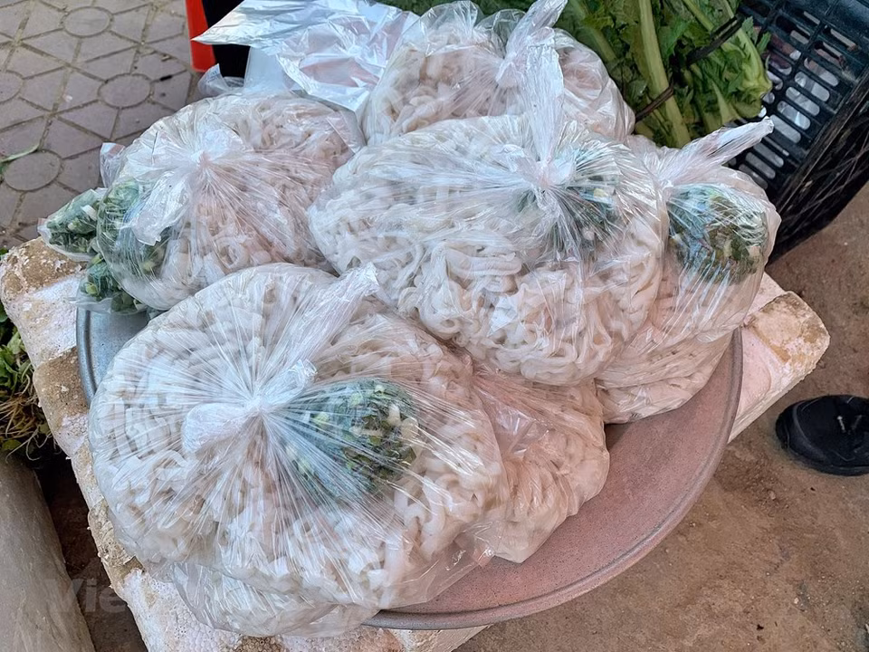 Dans la province de Lào Cai, tous les jours, on peut aller dans un marché hebdomadaire local riche de marchandises et d'animations: Ban Phiêt (lundi), Côc Ly (mardi), Cao Son (mercredi), Lung Khâu Nhin (jeudi), Châu (vendredi), Can Câu, Pha Long, Y Ty (samedi), ou encore, Sa Pa, Muong Khuong, Si Ma Cai et Bat Xat (dimanche). Ces marchés ne sont pas seulement des lieux d'échanges commerciaux, ce sont aussi des lieux de rencontre entre montagnards, et surtout de réjouissance après une dure semaine de travail. Venez donc découvrir la riche culture du Nord-Ouest via les marchés hebdomadaires de Lào Cai. Vous en prendrez plein les mirettes et ferez le plein de souvenirs pour des années! Photo: VietnamPlus