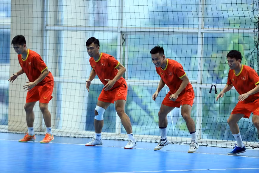 Les joueurs s'entraînent à la Maison des compétitions de futsal à Hanoï. Photo: VFF