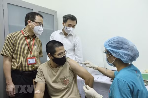 Le premier volontaire à recevoir une injection du vaccin ARCT-154. Photo : VNA 