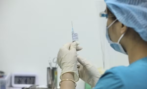 La première phase d’essai clinique du vaccin ARCT-154 contre le COVID-19 a débuté à la Faculté de médecine de Hanoï, avec la participation de 100 volontaires. Photo : VNA