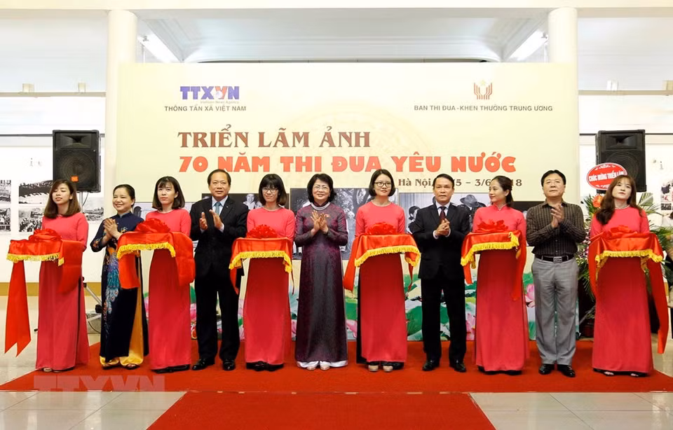  La vice-présidente du Vietnam, Dang Thi Ngoc Thinh et le directeur de l'Agence vietnamienne d'Information (VNA)Nguc Duc Loi et d'autres responsables ont coupé la banque inaugurale de l’exposition de photos intitulée "70 ans de l’émulation patriotique". 
