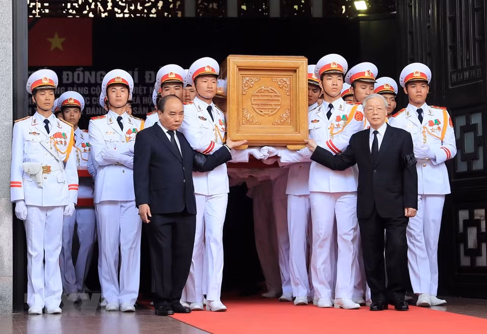 Le secrétaire général Nguyen Phu Trong (droite) et le Premier ministre Nguyen Xuan Phuc (gauche) procèdent au transport du cercueil au corbillard. 