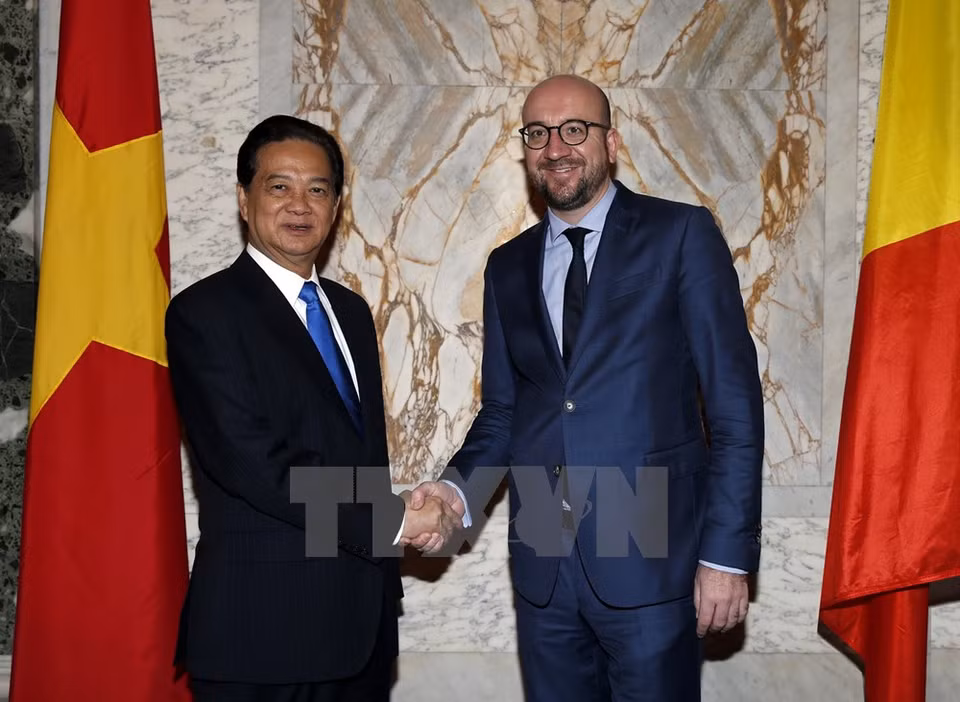 Le Premier ministre Nguyen Tan Dung (gauche) et son homologue belge Charles Michel. 