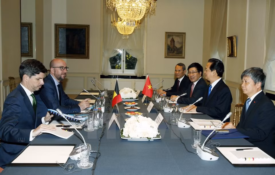 Entretien entre les Premiers ministres Nguyen Tan Dung et Charles Michel. 