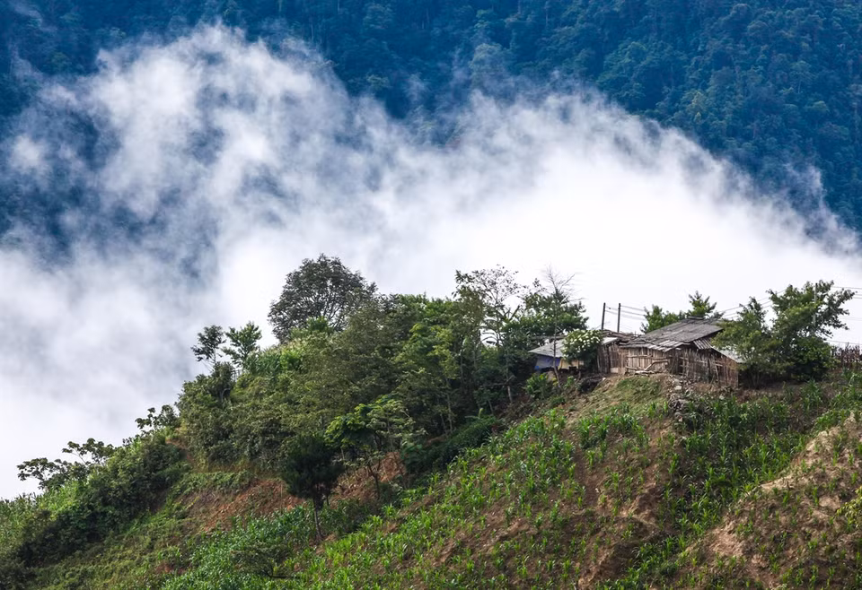 En langue Thai, Khau Pha signifie signifie "corne céleste" (corne de montagne s’élevant vers le ciel), car les sommets des montagnes de la région de Mu Cang Chai pointus comme les cornes entoures par les nuages. Photo: Vietnam Illustré