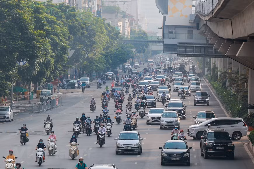 A partir de 6h00 du 21 septembre, Hanoi autorise la réouverture de certaines activités, selon une directive du Comité populaire municipal publiée dans la soirée du 20 septembre. Concrètement, les services autorisés à reprendre leurs activités sont la papeterie, les livres, l'équipement, les fournitures scolaires, les services de réparation de transports, l'électronique, la réfrigération, les appareils électroménagers, les salons de coiffure, les services bancaires, sanitaires, les services de restauration (à emporter uniquement), avec l'obligation de fermer tous les jours avant 21h00. Les livreurs à domicile sont également autorisés à travailler quotidiennement de 9h à 22h. La ville continue de suspendre les activités artistiques, sportives, de divertissement sur les lieux publics et les établissements commerciaux. Photo: VietnamPlus