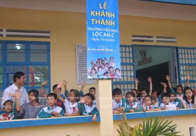 Joie des élèves de l’école primaire de Lôc An (Lâm Dông) le jour de l’inauguration de l’école. Il s’agit de l'une des 16 écoles construites ​grâce à un financement de la société Friesland Campina Vietnam par l’intermédiaire du Fonds d'encouragement aux études «Lampe à lucioles»