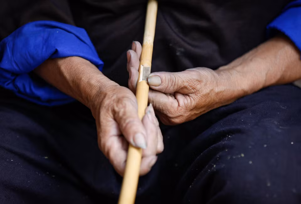 L’anche, partie la plus importante du +khèn+, doit être façonnée dans une forge en suivant un procédé méticuleux. Photo : VNA