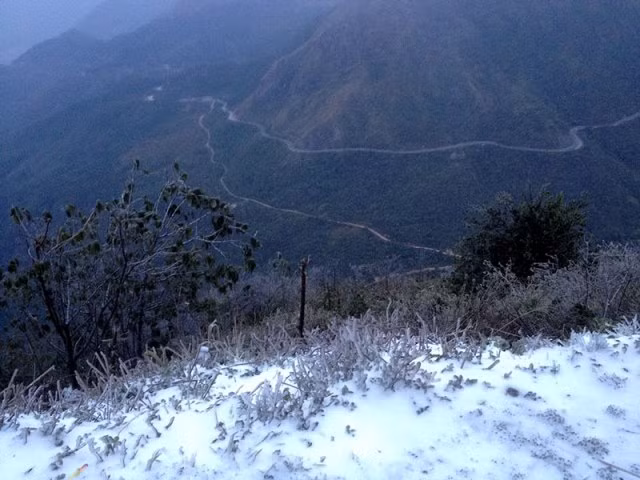 Pendant les vagues très froides, le sommet d’Ô Quy Hô est couvert par la neige.