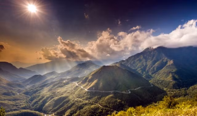 En plus du nom “le col de Hoàng Liên Son», (signifie le col passant la chaîne de montagne de Hoàng Liên Son), il a un autre nom​: le col des nuages.