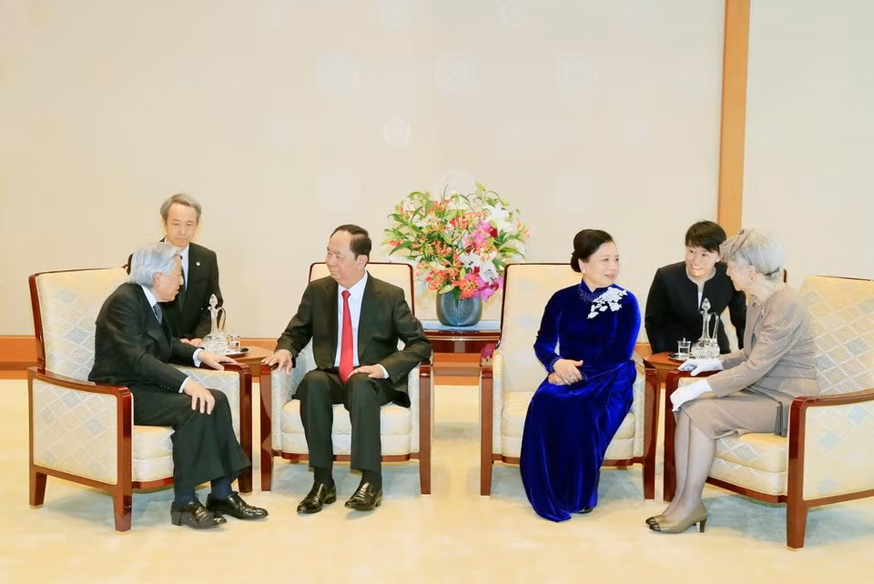 Le Président vietnamien Trân Dai Quang et son épouse (au milieu) rencontrent l’Empereur et l’Impératrice japonais. 
