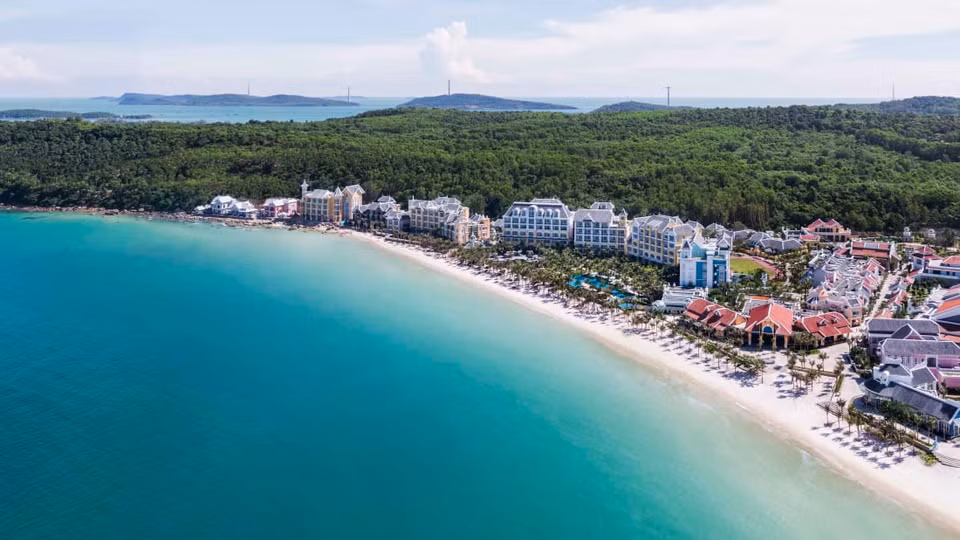 Située à 120 km de la ville de Rach Gia, province de Kiên Giang, l’île de Phu Quôc possède un climat agréable, de belles forêts et de longues plages, qui en font un véritable paradis touristique.
