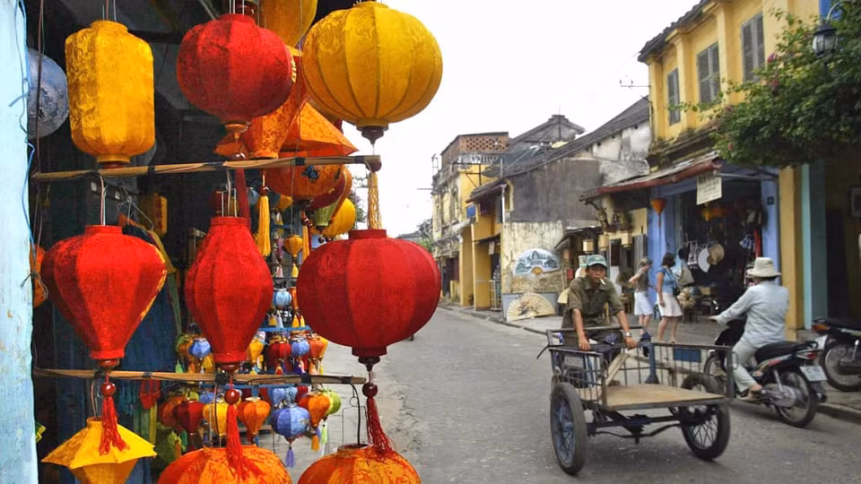 La vieille ville de Hôi An, province de Quang Nam (Centre), attire les visiteurs avec ses toits de tuiles moussus, ses vieilles maisons en bois, ses lampions colorés, son atmosphère unique au Vietnam...