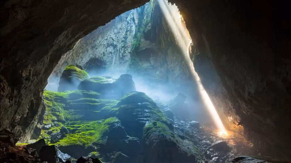 La grotte de Son Doong se situe dans le Parc national de Phong Nha - Ke Bàng, classé patrimoine mondial de l'UNESCO. La grotte a été découverte en 1991 par Hô Khanh, un habitant de la région qui a aidé des spéléologues britanniques à l’explorer pour la première fois en 2009. Ce paradis souterrain dispose d’une rivière et de son propre écosystème, et s'étend sur plus de 5 km de long.