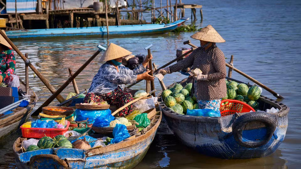Le marché flottant de Cai Rang, dans la province de Cân Tho, est l'un des marchés les plus importants du delta du Mékong. Des centaines d’embarcations remplies de fruits, de légumes, de riz , et de toutes sortes de produits alimentaires et même de produits d'épicerie, de vêtements… s’y donnent rendez-vous chaque jour.