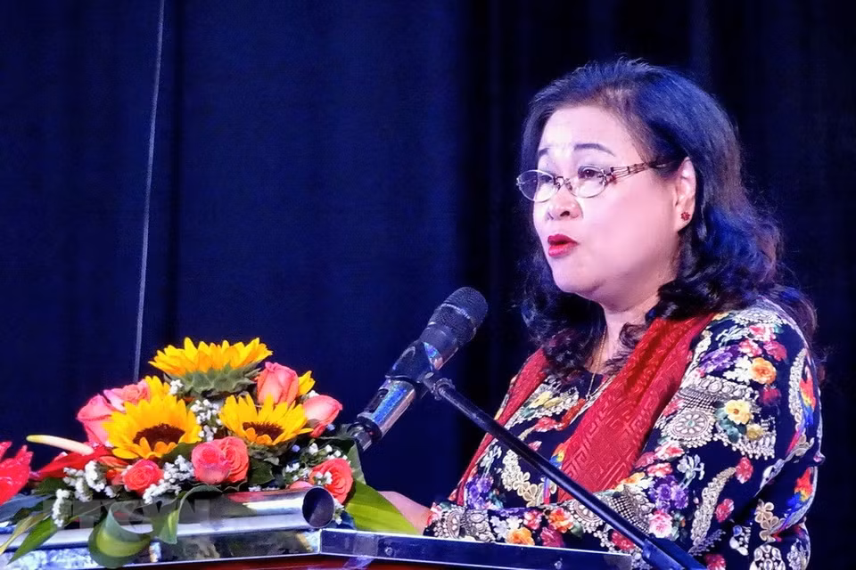 La présidente de l’Association d’amitié Vietnam-France de Ho Chi Minh-Ville, Nguyen Thi Ngoc Dung, prend la parole lors de la cérémonie d’ouverture dimanche 15 avril. 
