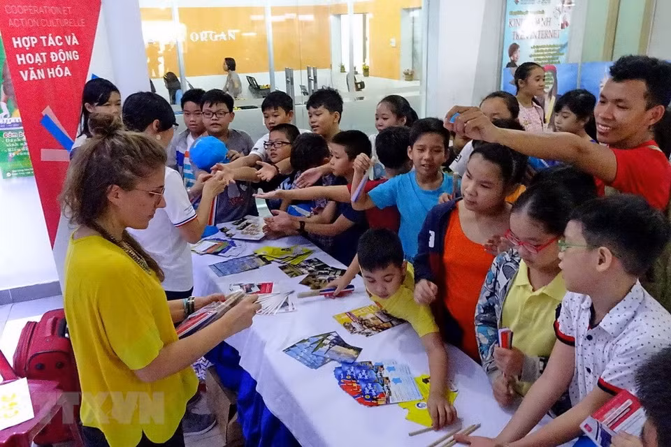 Les élèves participent à des activités de la Semaine de la culture et de l’amitié Vietnam-France. 