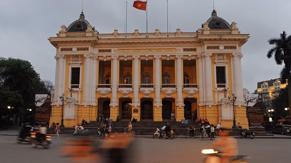 Situé place de la Révolution d’août, le Grand Théâtre de Hanoï est à la fois un espace culturel et un lieu de célébration de nombreux évènements importants du pays. Construit pas les Français il y a plus d'un siècle, il a le même style architectural que l'Opéra de Paris.