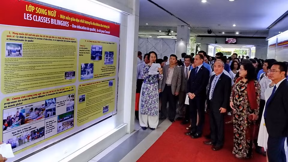 Les visiteurs aux expositions "Les relations d’amitié Vietnam - France" et "Imagine France". 