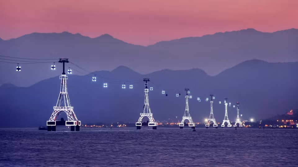 Le téléphérique d'une hauteur moyenne de 45m au-dessus du niveau de la mer offre aux visiteurs une expérience unique sur la mer de Nha Trang.