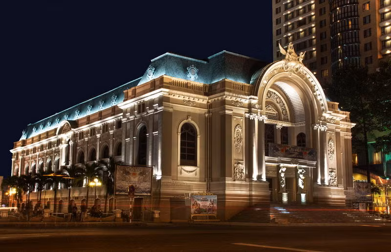 Le Théâtre Municipal (plus connu sous le nom d’"Opéra de Sai Gon") est l’un des bâtiments les plus emblématiques de la ville. C'est un opéra de style colonial français construit en 1897, lors de la période de l'Indochine française. Il est situé sur la place Lam Son, entre les hôtels Continental et Caravelle.