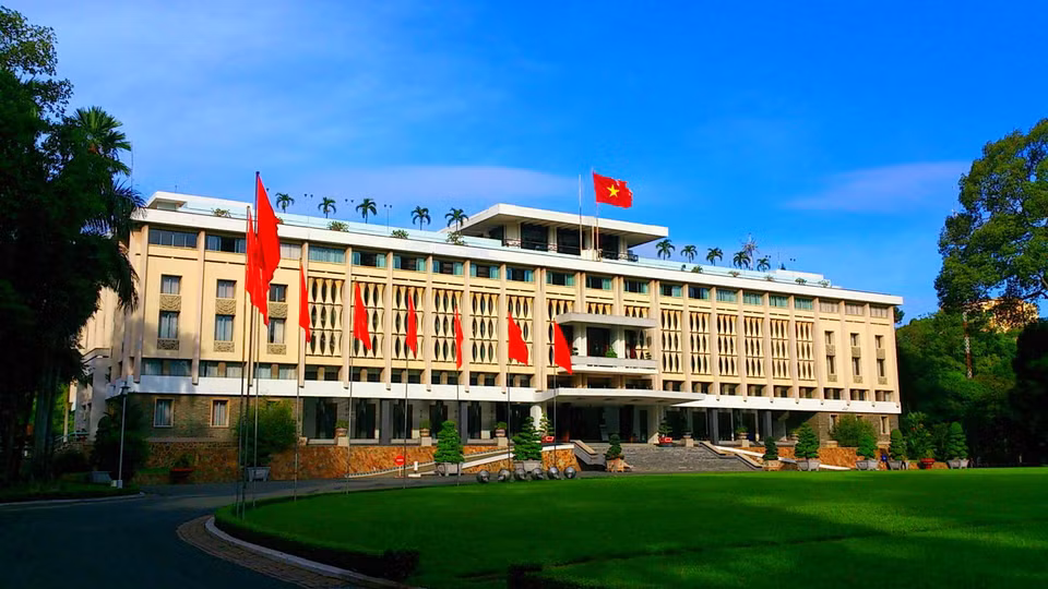 Le palais de la Réunification, autrefois connu sous le nom de Palais de l'indépendance (Dinh Dôc Lâp) ou palais de Norodom, est un bâtiment historique. Il fut la résidence officielle des présidents de la République du Vietnam, ainsi que le lieu de passation du pouvoir lors de la cérémonie de Réunification le 30 avril 1975.