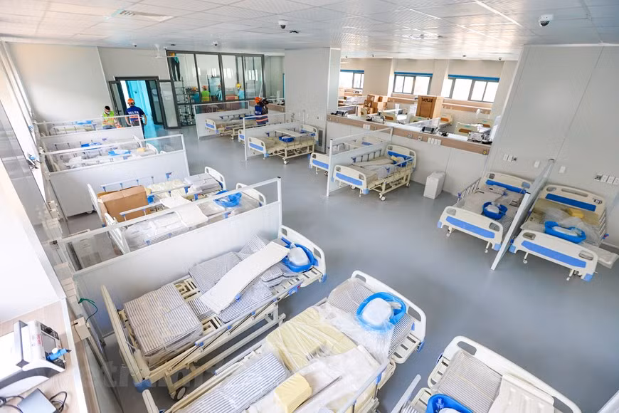 Un représentant de l'Hôpital universitaire de médecine de Hanoi a déclaré que 100 premiers lits du plus grand hôpital de campagne de Hanoi seront mis en service à partir du 1er septembre. Ensuite, il continuera de mettre en service 300 lits pour la deuxième phase et 500 lits pour la troisième phase pour répondre aux besoins d'hospitalisation et de traitement des patients sévère et critiques de Hanoi. La construction de cet hôpital répond aux demandes pressantes dans le contexte d'évolution complexe de l’épidémie de Covid-19. Plus de 1.000 ingénieurs et ouvriers ont été mobilisés pour pouvoir achever les travaux dans les délais. Photo: VietnamPlus