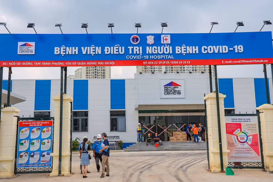 Mis en chantier le 24 juillet dernier, ce projet sera remis à l'Hôpital universitaire de médecine Hanoi pour son exploitation à partir de début septembre prochain. Une fois entrée en service, l'Hôpital universitaire de médecine de Hanoi se coordonnera avec l'Hôpital central des maladies tropicales pour traiter les cas graves et critiques à Hanoi et dans les provinces du Nord. Actuellement, l'hôpital est en train d'installer environ 100 lits médicaux, ainsi que des systèmes d'imagerie tels que des systèmes de tomodensitométrie, d'échographie et de rayons X pour la mise en service dans la première phase. L'hôpital sera exploité via le système de télésanté. Photo: VietnamPlus