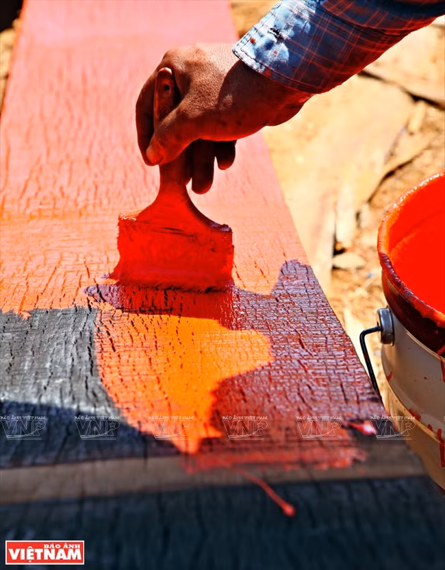 Les planches de la cale sont revêtues de plusieurs couches de peinture afin de résister ​aux ​parasites ​et à la corrosion.