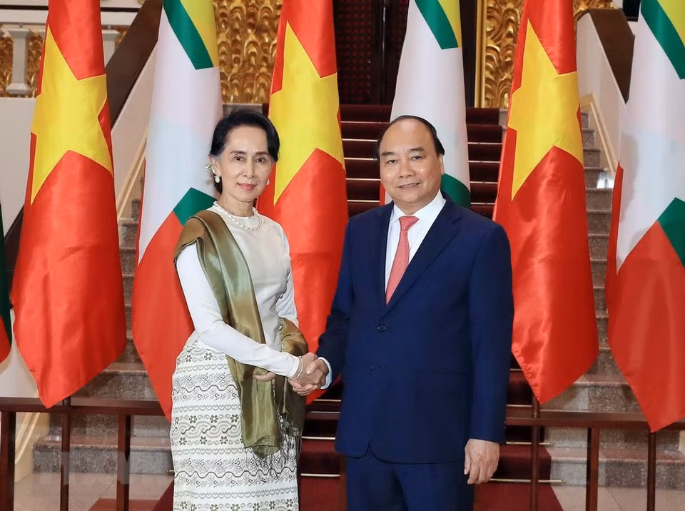 Le Premier ministre Nguyên Xuân Phuc et la conseillère d'État du Myanmar, Mme Aung San Suu Kyi avant leur entretien. 