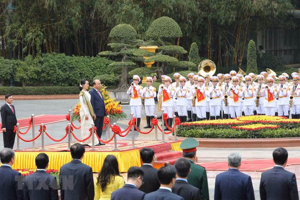Le Premier ministre Nguyên Xuân Phuc et la conseillère d'État du Myanmar, Mme Aung San Suu Kyi, à la cérémonie d'accueil officielle. 