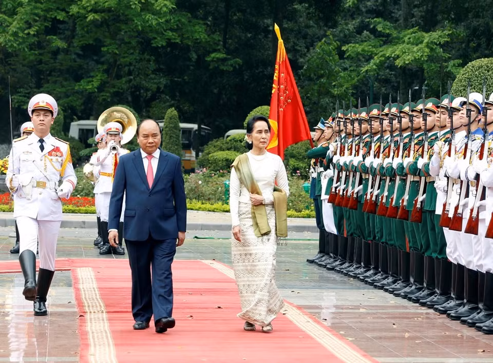 Les deux dirigeants passent en revue la garde d'honneur de l'Armée populaire du Vietnam. 