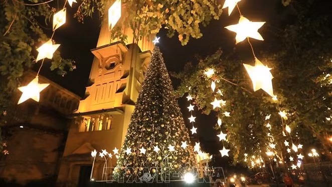 Un sapin avec des décorations multicolores et des lumières à l’église de Cua Bac. Photo: VNA