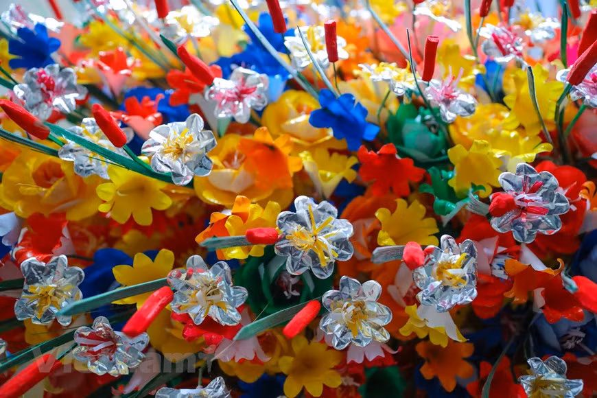 Le village de fleurs en papier de Thanh Tiên a été reconnu, par l’Association du Tourisme du Vietnam, en tant que "la destination touristique la plus attirante du Vietnam en 2015". Ce prix comprend diverses catégories: le resort le plus attrayant, le parc d'attractions le plus intéressant, le village de métier traditionnel le plus charmant, le musée le plus captivant et la plage la plus séduisante. Le village de Thanh Tiên est célèbre pour son métier artisanal traditionnel de fabrication de fleurs en papier, vieux de quatre siècles. La citadelle impériale de Huê, de la dynastie des Nguyên (1802 - 1945), est connue en tant que ville festivalière et pour la tenue de cérémonies cultuelles. C’est pourquoi la culture des fleurs et la fabrication de papiers votifs y sont bien développées et deviennent une particularité culturelle de Huê. Photo : VietnamPlus