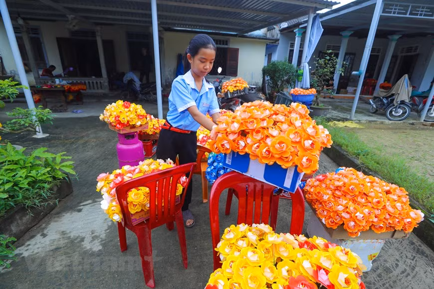 Depuis 2011, avec le soutien du Centre de création d’emplois de la ville de Huê, province de Thua Thiên Huê, le peintre Thân Van Huy a ouvert des cours de formation professionnelle à l’intention des jeunes locaux qui souhaitent apprendre ce métier traditionnel. Et le village de métier de Thanh Tiên est devenu un grand producteur de fleurs en papier."Mon village compte 10 ateliers familiaux, dont 4 sont spécialisés en lotus. On reçoit régulièrement des commandes d’achat, du pays comme de l’étranger. Récemment, mon atelier a exporté vers la Belgique un lot de 1.000 lotus", s’est enorgueilli le peintre Huy. Photo : VietnamPlus