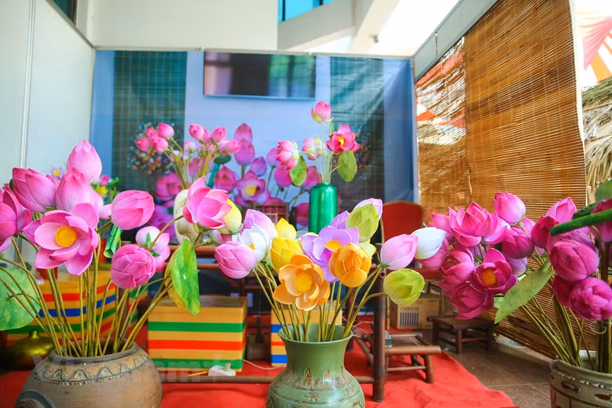 À Thanh Tiên, le métier de fabrication de fleurs en papier Tiên a connu une histoire de 300 ans avant de péricliter. Des générations d’artisans de talent avaient créé des fleurs stylisées, à partir de papier et de bambou. Leurs créations s’inspiraient du lis, du chrysanthème, de l’œillet, de la rose, du lotus. Ces fleurs artificielles étaient initialement destinées au culte des génies tutélaires dans les temples. Elles n’étaient renouvelées qu’une fois par an, à l’occasion du Têt traditionnel (le Nouvel An lunaire). Une belle tradition qui se perpétuait non seulement à Huê, mais aussi dans les provinces environnantes de Quang Tri et Dà Nang (Centre). Au fils des temps, ces fleurs sacrées trônaient même sur les autels des ancêtres des habitants locaux. Photo : VietnamPlus