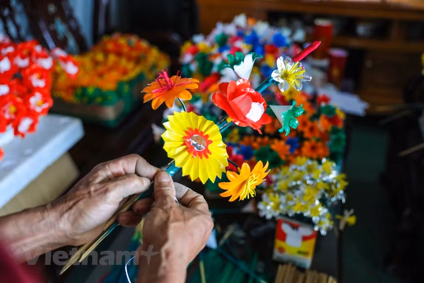 "La disparition du métier artisanal de mon village à cause de la guerre, il y a plus d’un demi-siècle, m’a fait mal au cœur", confie le peintre Thân Van Huy. Et d’avouer qu’il a consacré de longues années pour le relancer. La fleur de lotus reste son modèle préféré. "Le lotus est le symbole du bouddhisme, selon la tradition vietnamienne, explique ce peintre originaire du village de métier traditionnel de Thanh Tiên. J’ai fait beaucoup de tableaux décrivant l’âme du lotus. Néanmoins, ma "soif" ne semblait pas encore étanchée. Désireux d’exprimer mon amour pour cette fleur sacrée, j’ai utilisé l’art artisanal de chez moi", a-t-il expliqué. Photo : VietnamPlus